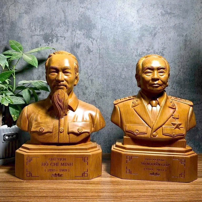 Tượng bán thân Bác Hồ, Bác Gíap
